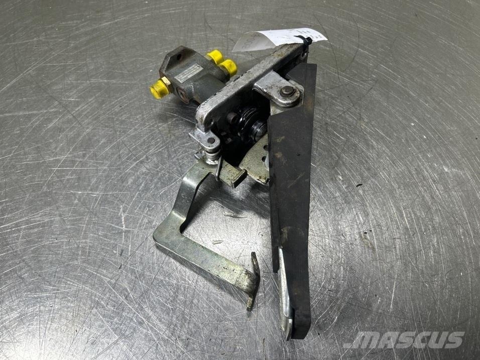 Zeppelin ZM15-LT05MKA-10/0401/02M13-Brems pedal/Brake pedal Cabines e interior máquinas construção