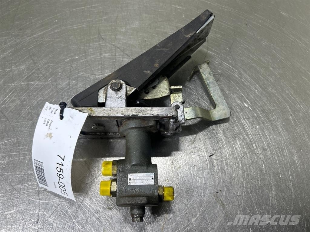 Zeppelin ZM15-LT05MKA-10/0401/02M13-Brems pedal/Brake pedal Cabines e interior máquinas construção