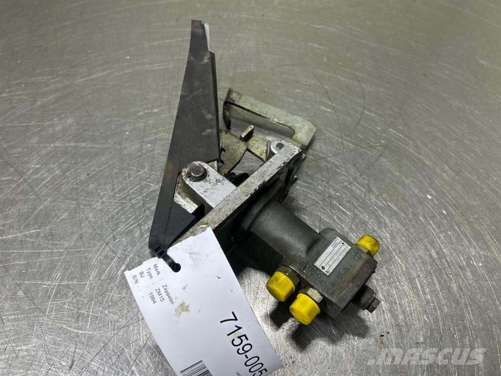 Zeppelin ZM15-LT05MKA-10/0401/02M13-Brems pedal/Brake pedal Cabines e interior máquinas construção
