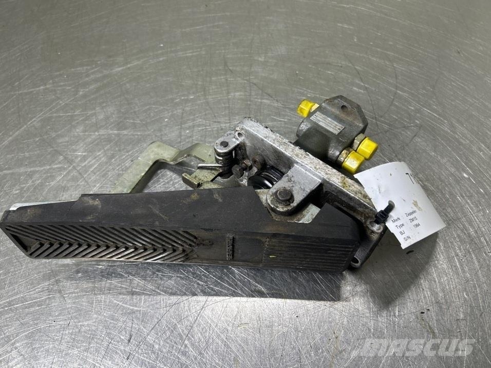 Zeppelin ZM15-LT05MKA-10/0401/02M13-Brems pedal/Brake pedal Cabines e interior máquinas construção