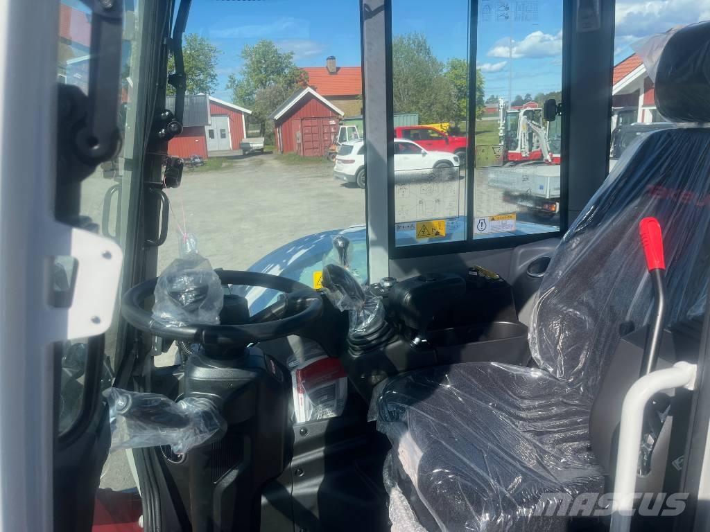 Takeuchi TB 370 W حفارات بعجل