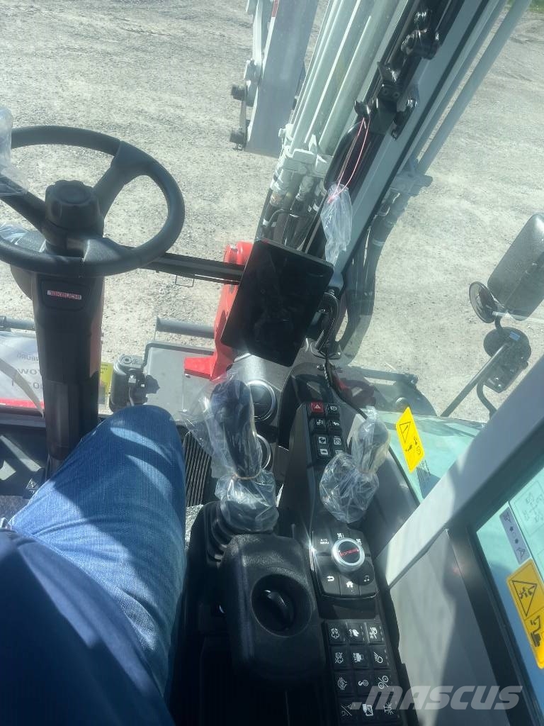 Takeuchi TB 370 W حفارات بعجل