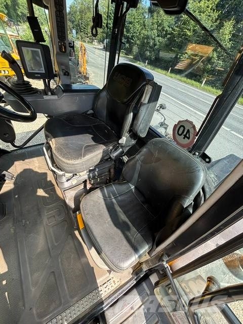 JCB Fastrac 4220 Traktory