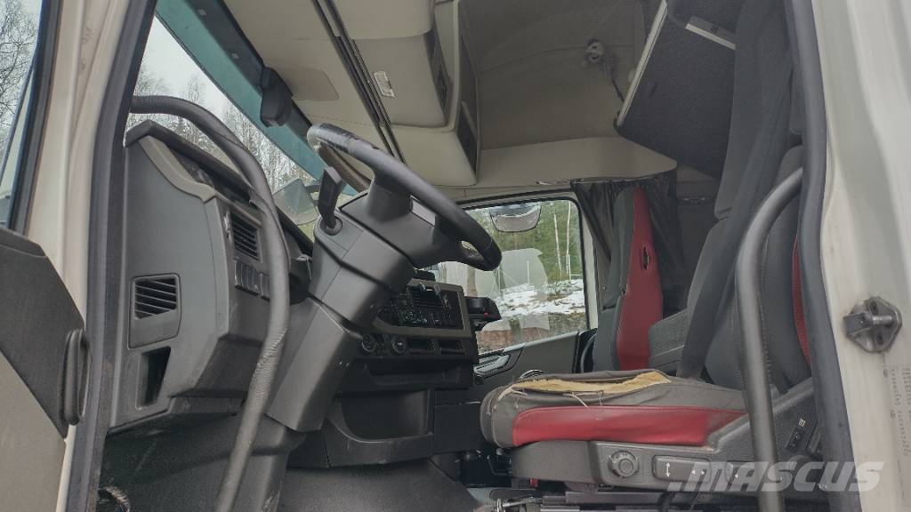 Volvo FH13 4x2 megaveturi,Euro6 Vetopöytäautot