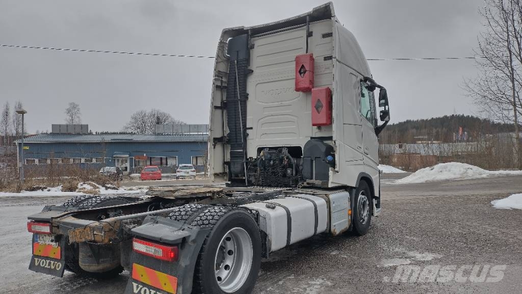 Volvo FH13 4x2 megaveturi,Euro6 Vetopöytäautot