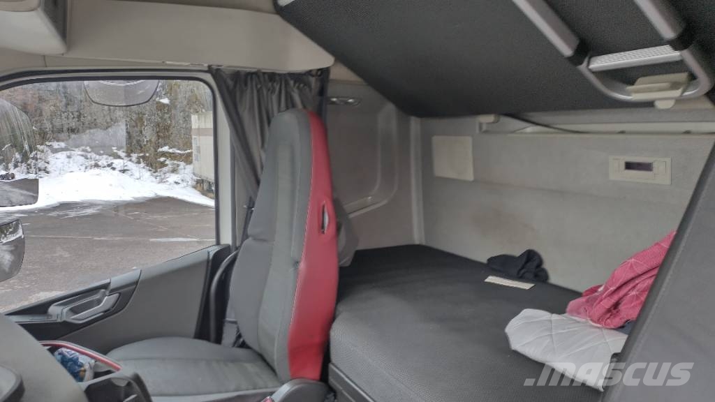 Volvo FH13 4x2 megaveturi,Euro6 Vetopöytäautot
