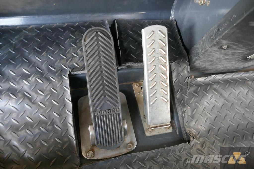 Bomag BW25RH مداحل ذات إطارات هوائية