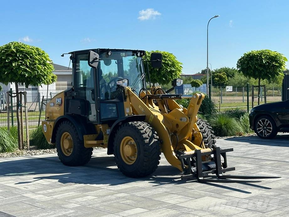 CAT 906 Kolesové nakladače