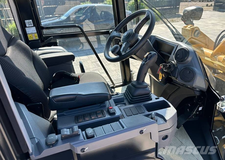 CAT 906 Kolesové nakladače