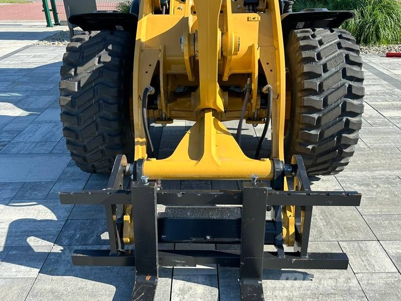 CAT 906 Kolesové nakladače