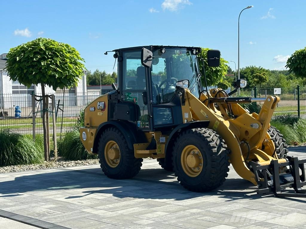 CAT 906 Kolesové nakladače