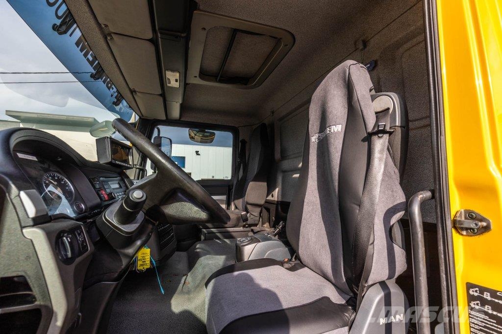 MAN TGM 18.250 BL + DHOLLANDIA 2T. Camion cassonati