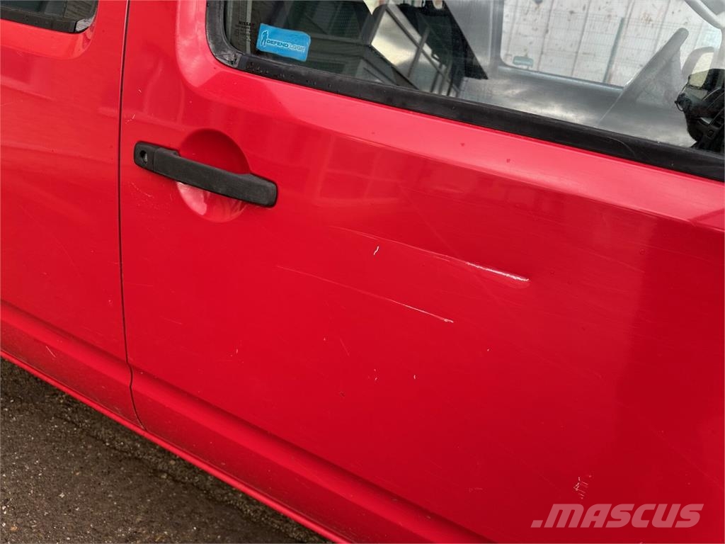 Nissan Iný model Αυτοκίνητα
