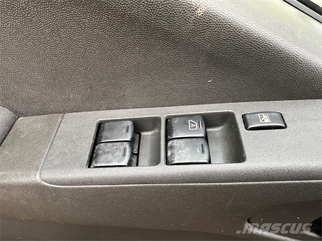 Nissan Iný model Αυτοκίνητα