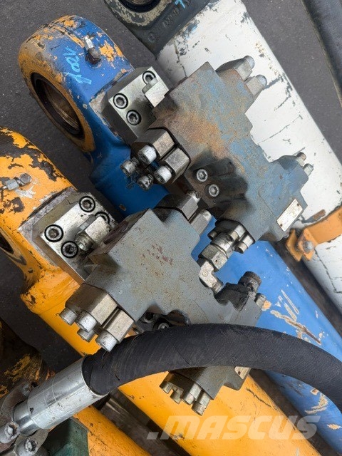 Liebherr R 954 B USED HYDRAULIC CYLINDER COMPLET هيدروليات