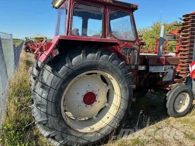 IH 824 Traktorji