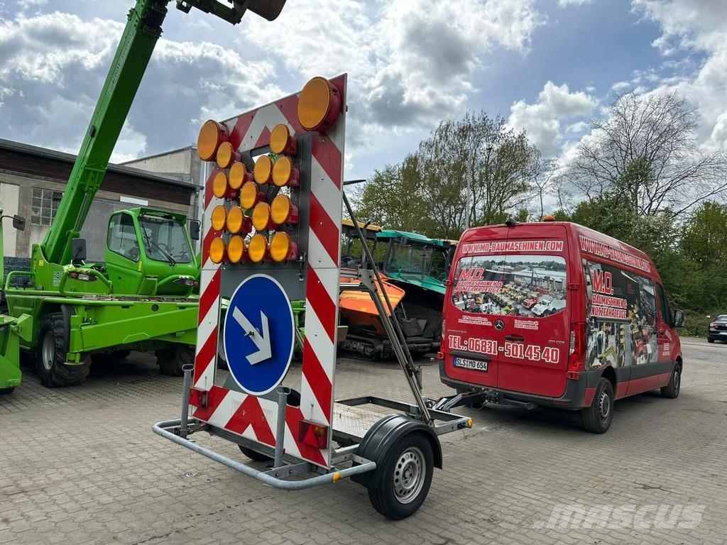  Other Verkehrssicherungsanhänger / Pfeil Rechts un Otros remolques