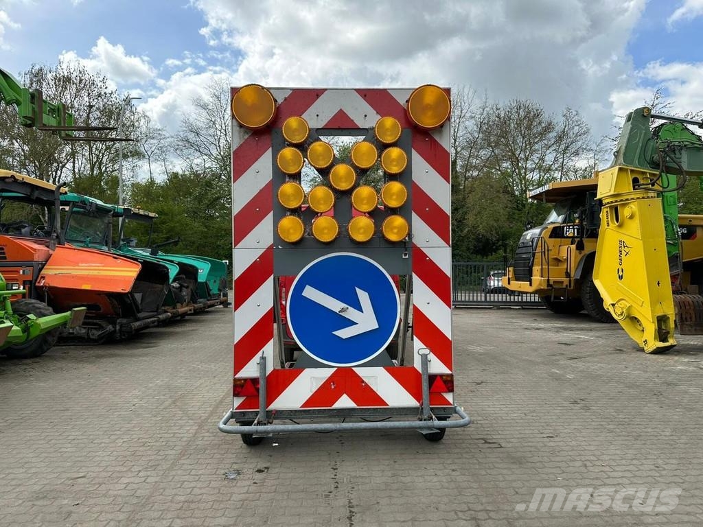  Other Verkehrssicherungsanhänger / Pfeil Rechts un Otros remolques