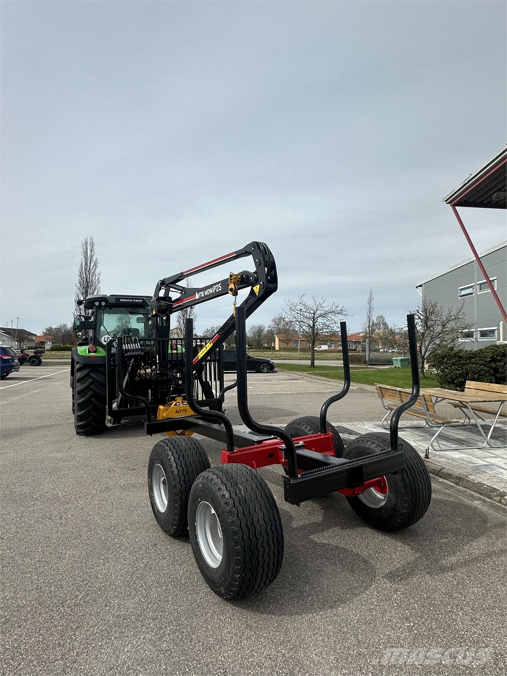 Mowi 650/P25 Forest trailers