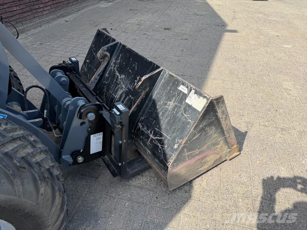 GiANT G2700 X-TRA HD+ minishovel / kniklader 2026 150 uu ホイールローダー・タイヤショベル