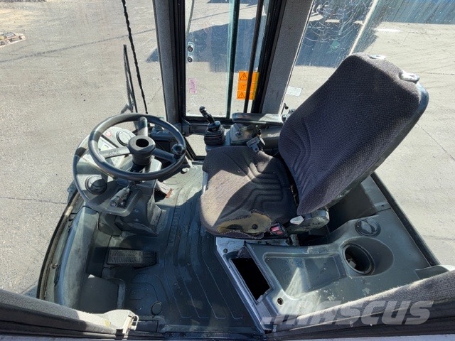 Liebherr L 524 USED CAB Kabiny a interiér