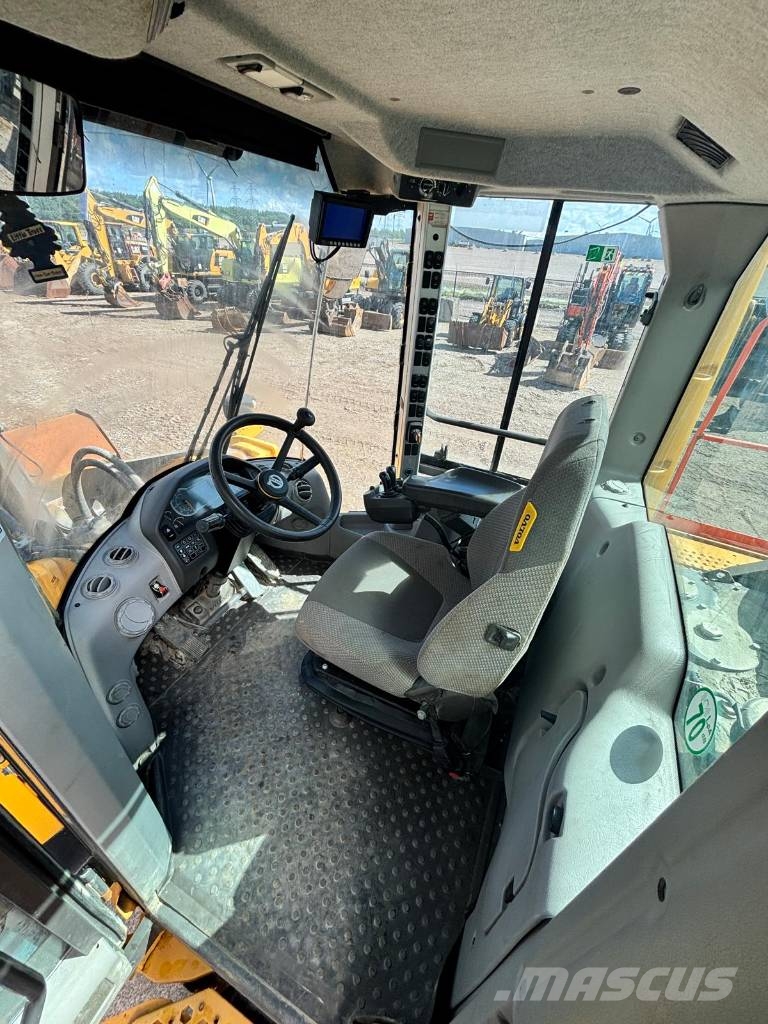 Volvo L 220 H Naudoti ratiniai krautuvai