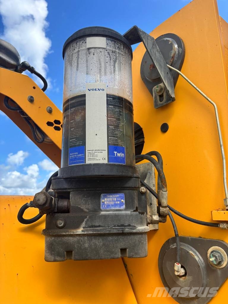 Volvo L 220 H Naudoti ratiniai krautuvai
