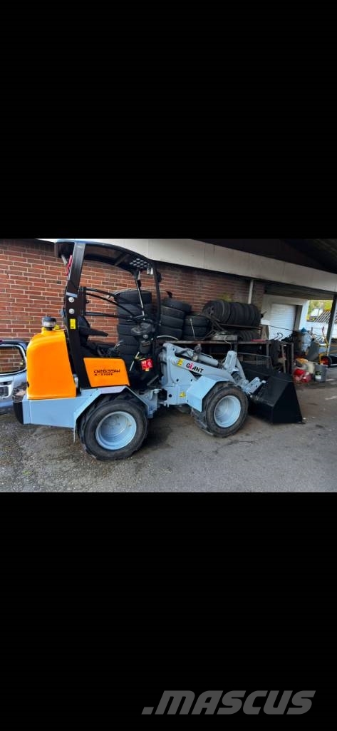 GiANT D 263 SW X-TRA 4X4 لوادر صغيرة