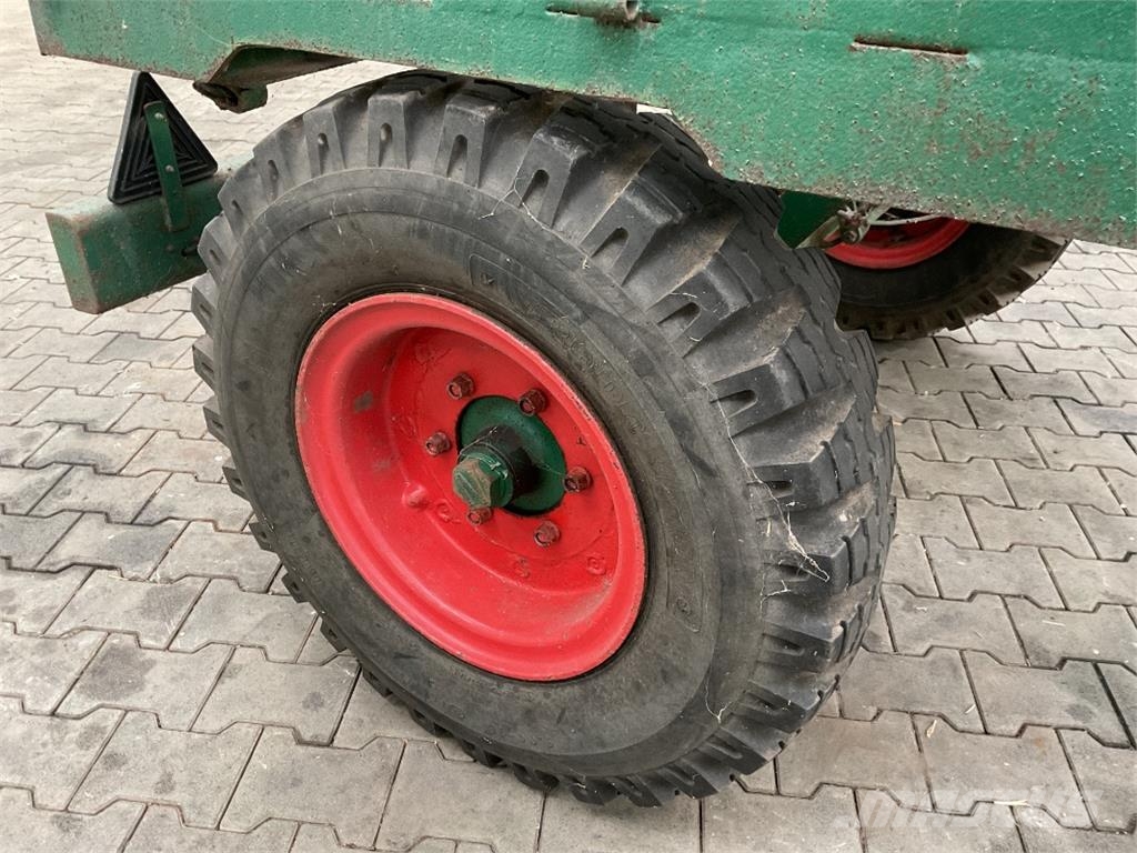 SONSTIGE Dünger-/ Fütterwagen Egyéb mezőgazdasági pótkocsik