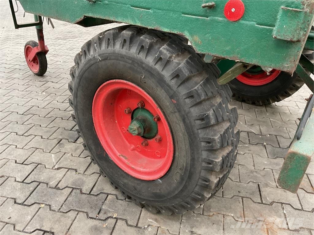 SONSTIGE Dünger-/ Fütterwagen Egyéb mezőgazdasági pótkocsik