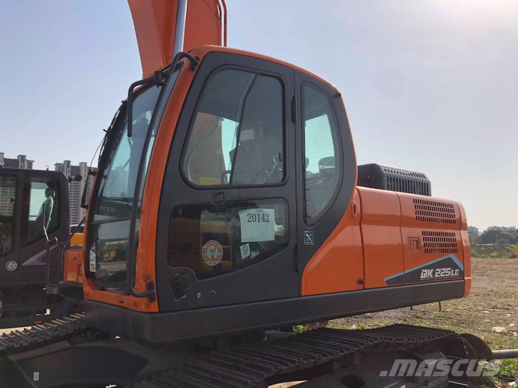 Doosan DX 225 LCA Kāpurķēžu ekskavatori
