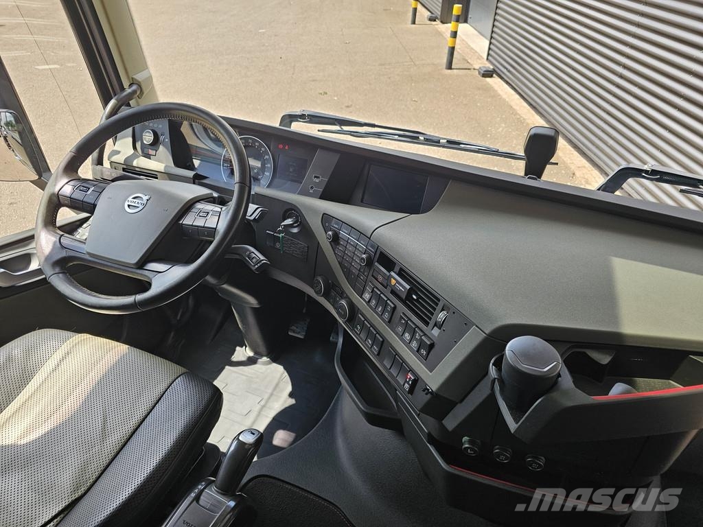 Volvo FH540 8X4 / 8X2 / HMF 28TM KRAN / CRANE / OPRIJ- M Vlakke laadvloer met kraan