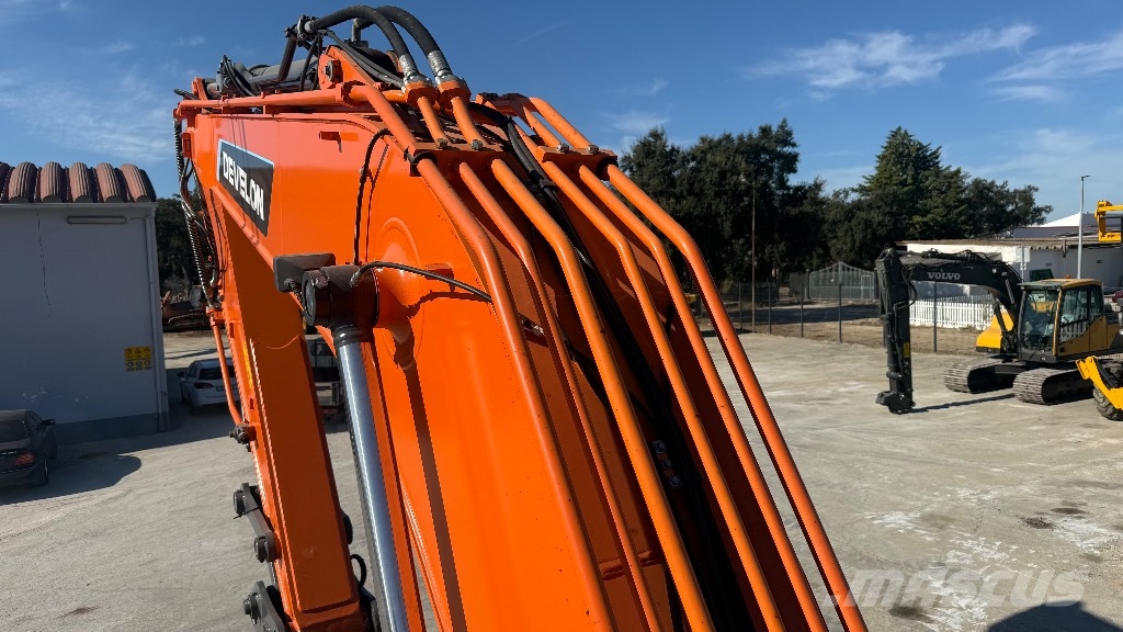 Dossan DX225LC-5 Bandgrävare