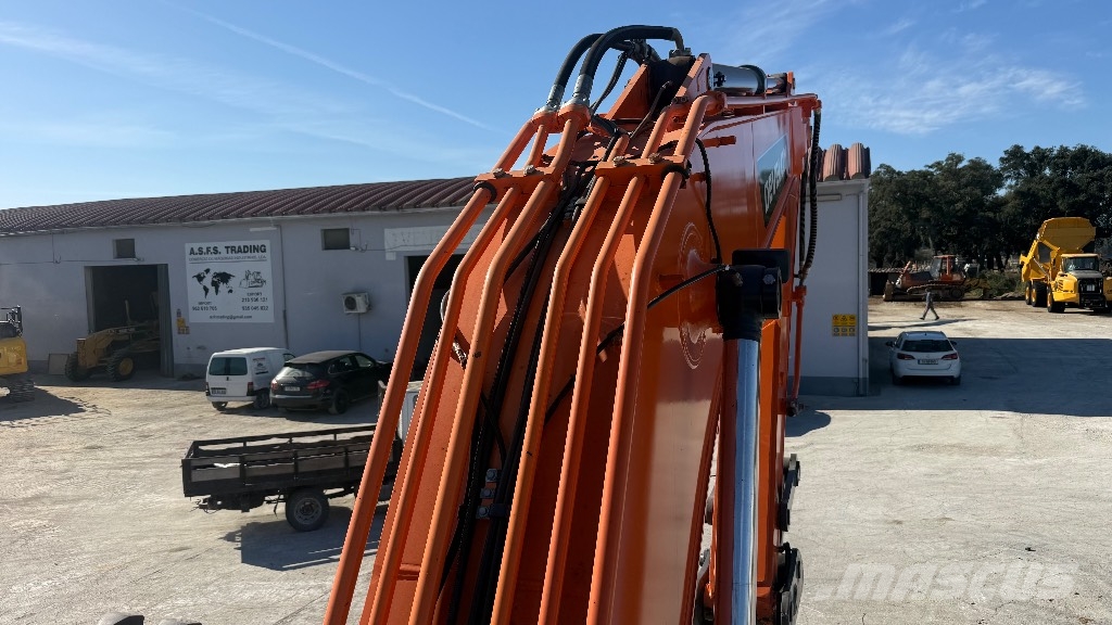 Dossan DX225LC-5 Bandgrävare