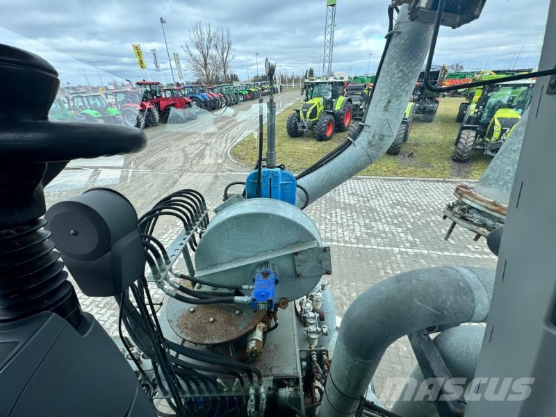 CLAAS XERION 3800 SADDLE TRAC + SGT Aufbau Трактори