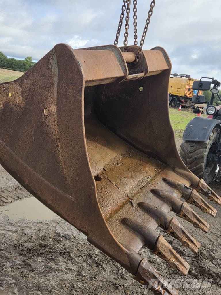 Selection of Digging Buckets to fit 20-24 ton Excavators Buckets