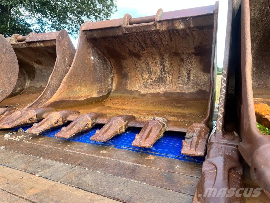 Selection of Digging Buckets to fit 20-24 ton Excavators Buckets