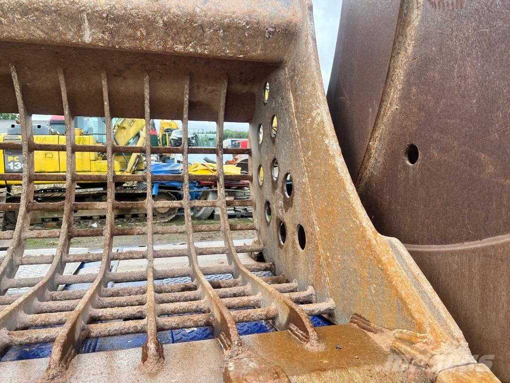 Selection of Digging Buckets to fit 20-24 ton Excavators Buckets