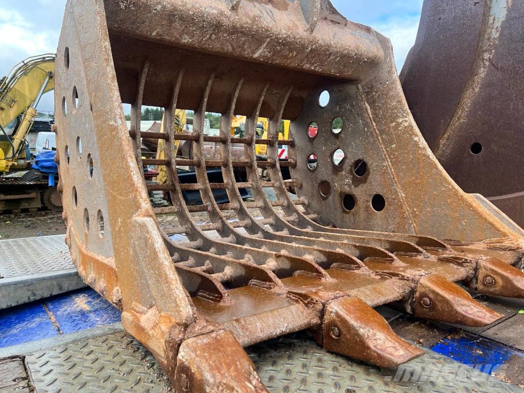 Selection of Digging Buckets to fit 20-24 ton Excavators Buckets