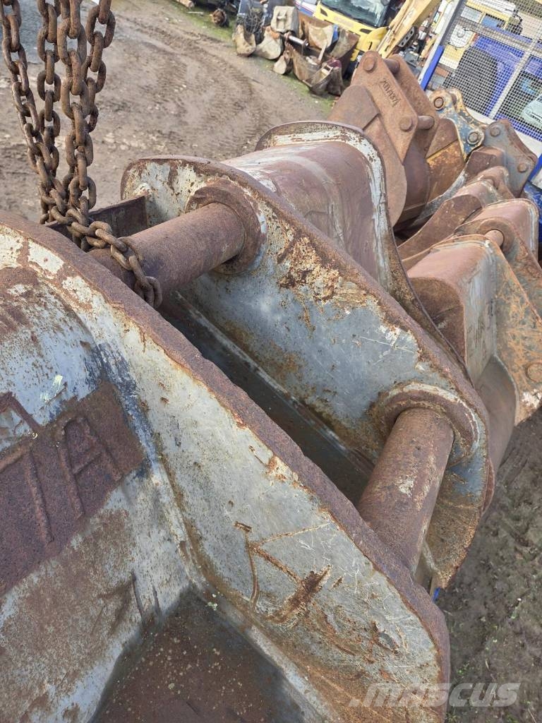Selection of Digging Buckets to fit 20-24 ton Excavators Buckets