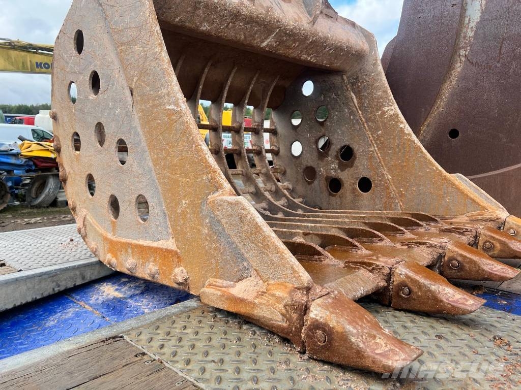 Selection of Digging Buckets to fit 20-24 ton Excavators Buckets