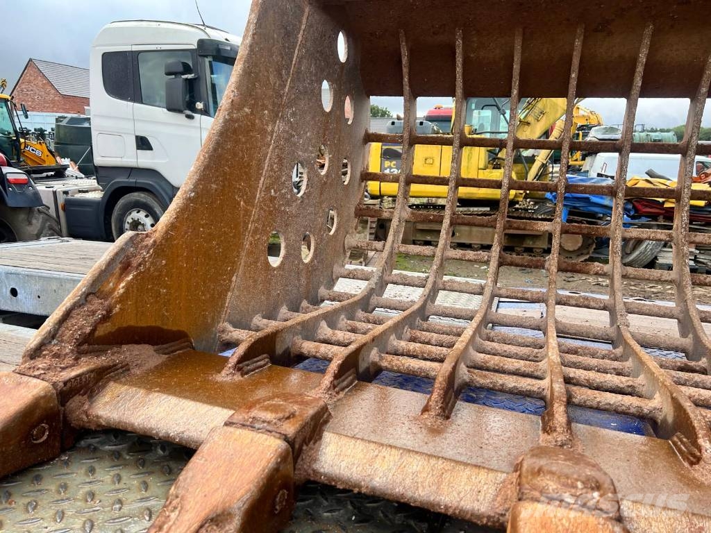 Selection of Digging Buckets to fit 20-24 ton Excavators Buckets