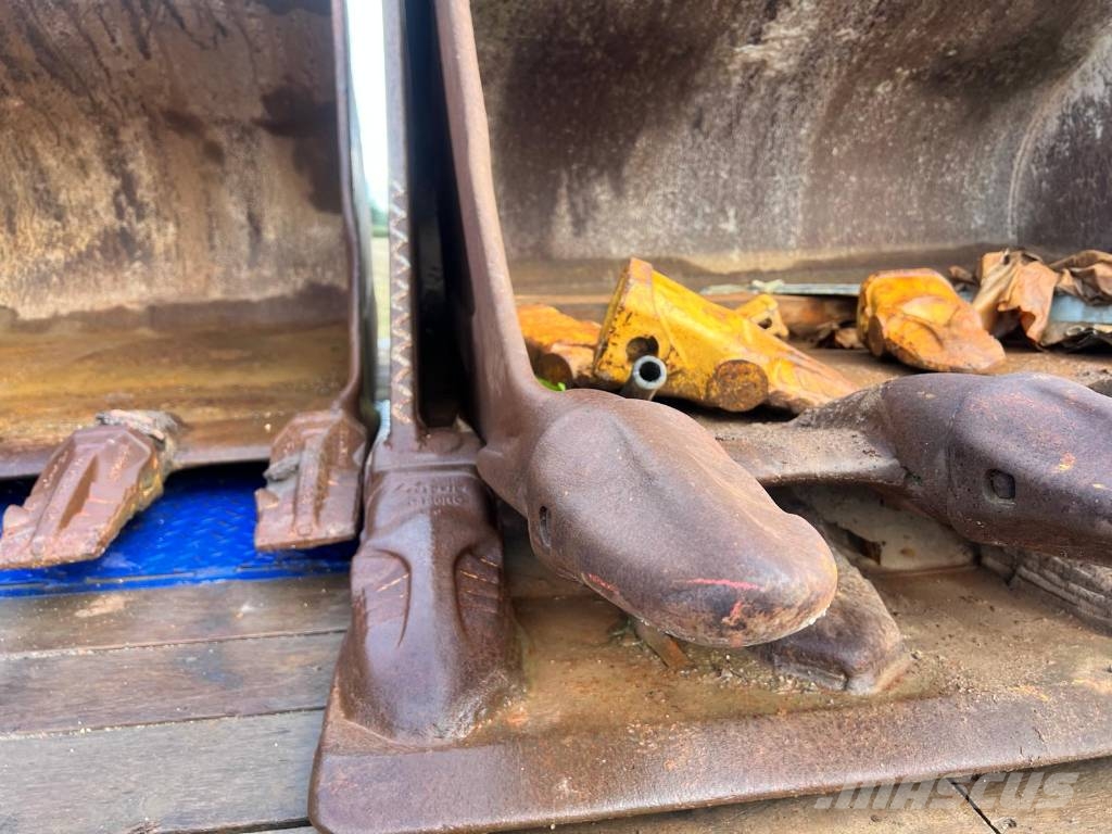 Selection of Digging Buckets to fit 20-24 ton Excavators Buckets