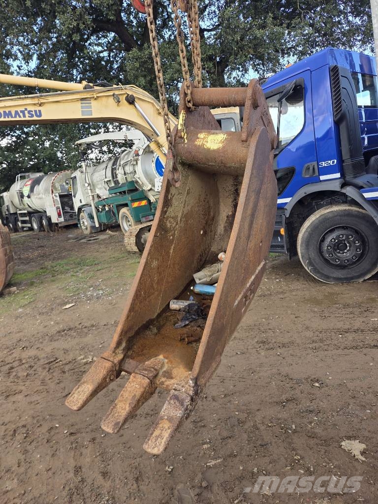 Selection of Digging Buckets to fit 20-24 ton Excavators Buckets