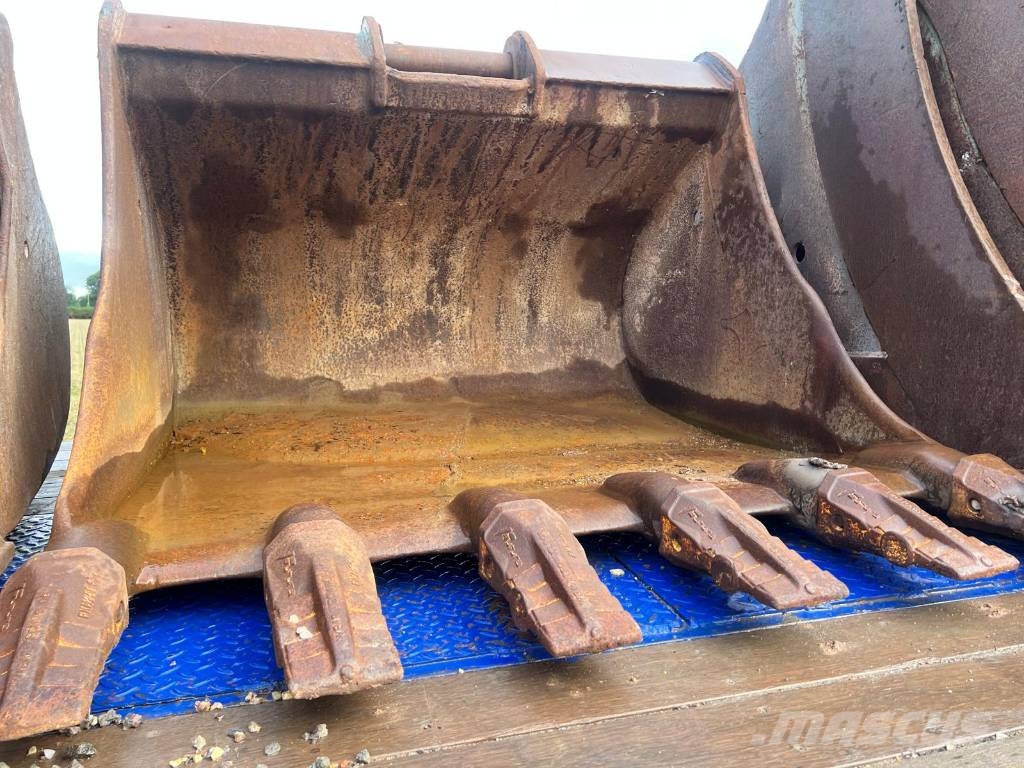Selection of Digging Buckets to fit 20-24 ton Excavators Buckets