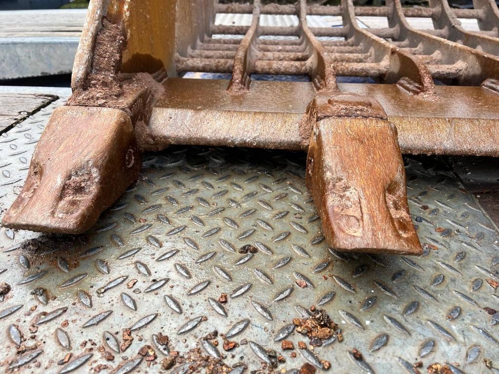 Selection of Digging Buckets to fit 20-24 ton Excavators Buckets