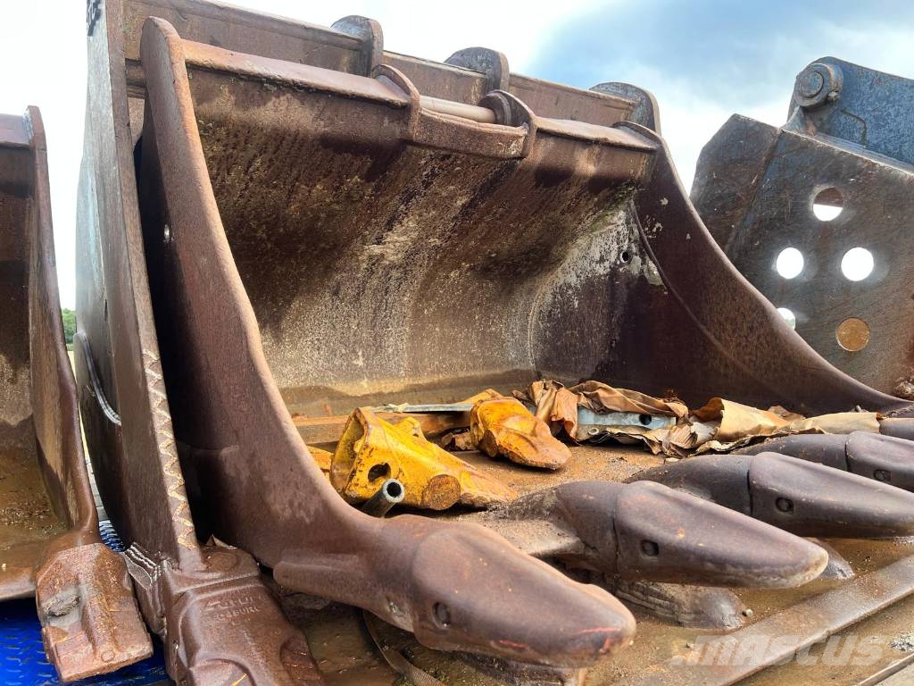 Selection of Digging Buckets to fit 20-24 ton Excavators Buckets