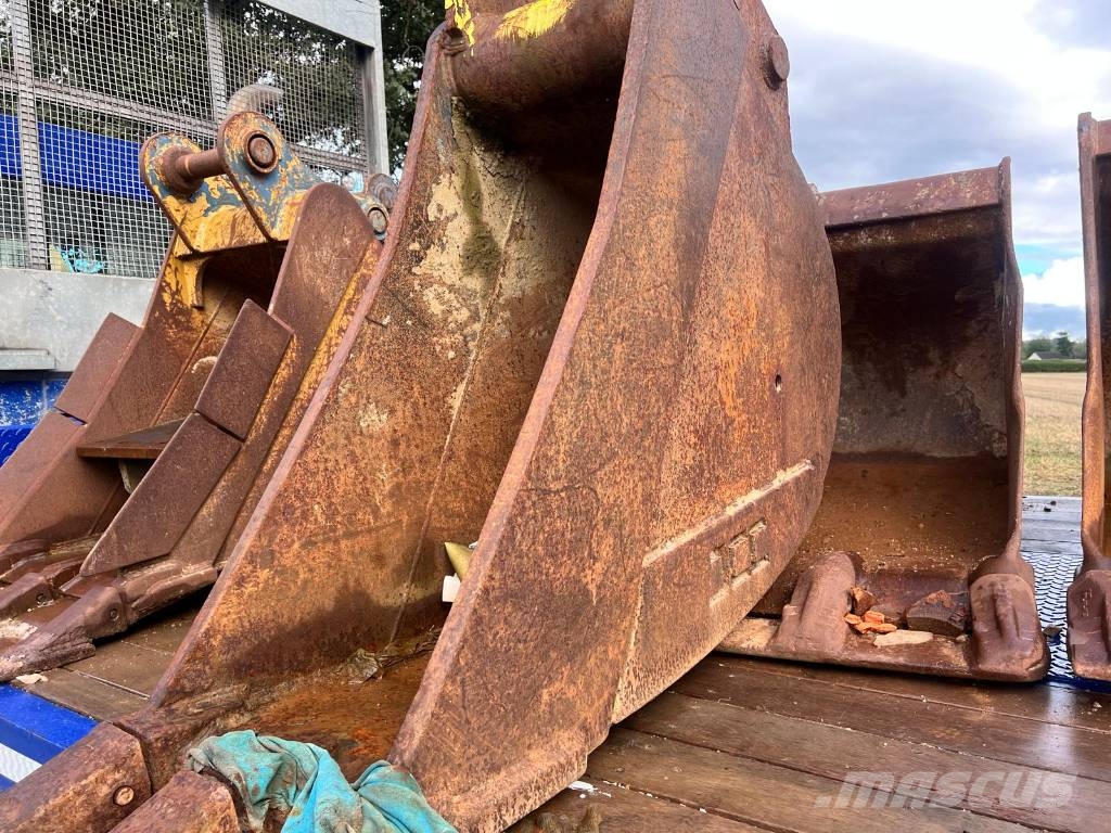 Selection of Digging Buckets to fit 20-24 ton Excavators Buckets