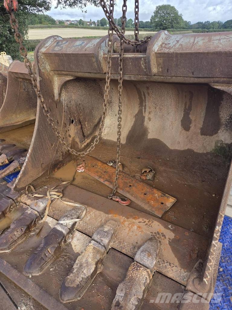 Selection of Digging Buckets to fit 20-24 ton Excavators Buckets
