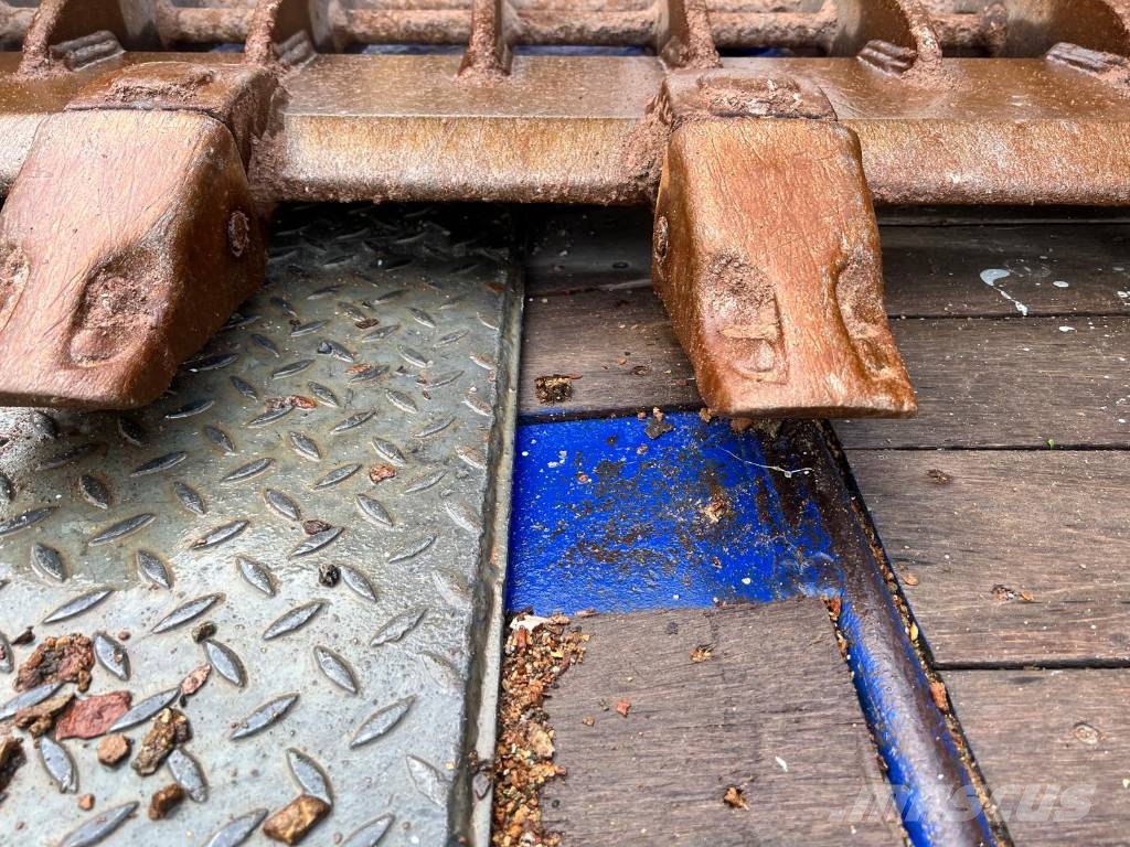 Selection of Digging Buckets to fit 20-24 ton Excavators Buckets
